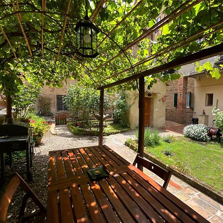 Il Cantuccio- Appartamento In Centro Con Giardino Volterra Exterior foto