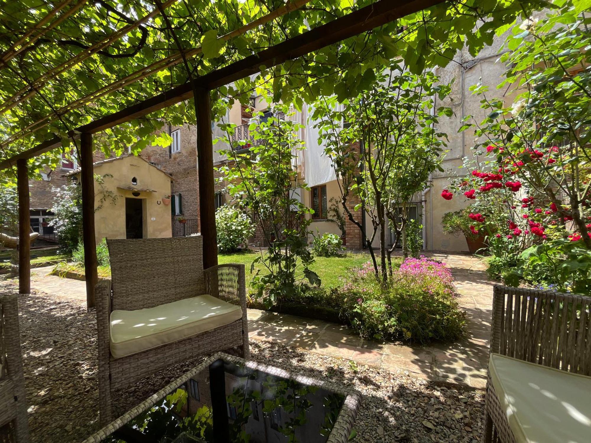 Il Cantuccio- Appartamento In Centro Con Giardino Volterra Exterior foto